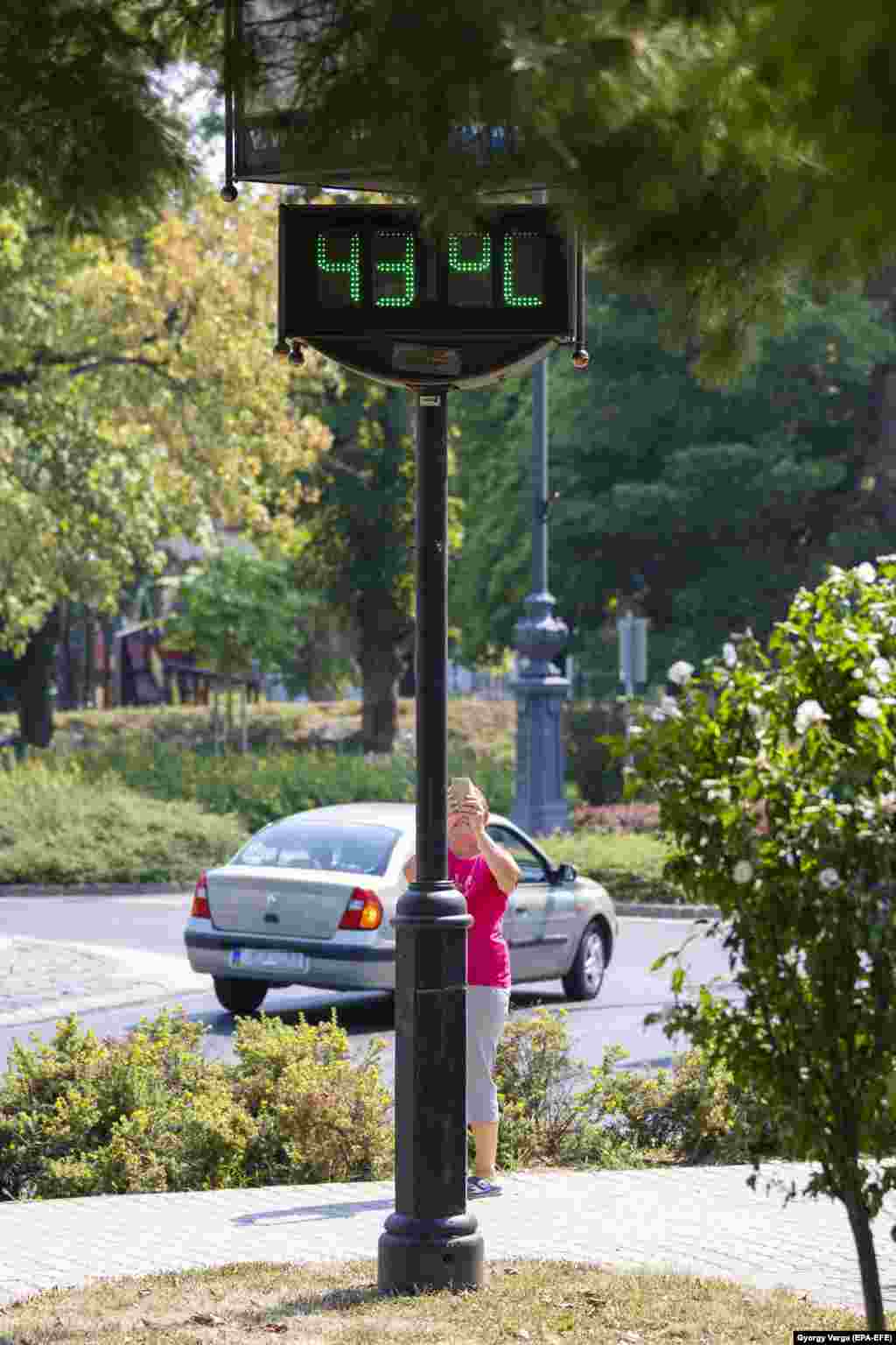 Një termometër rrugor duke shfaqur temperaturën prej 43 gradë celsius në Nagikanisha, Hungari, më 23 korrik. Bujqit nëpër Evropën Qendrore kanë raportuar dëme prej thatësirës ndaj rreth 550,000 hektarëve tokë, ka njoftuar Ministria hungareze e Bujqësisë këtë muaj.