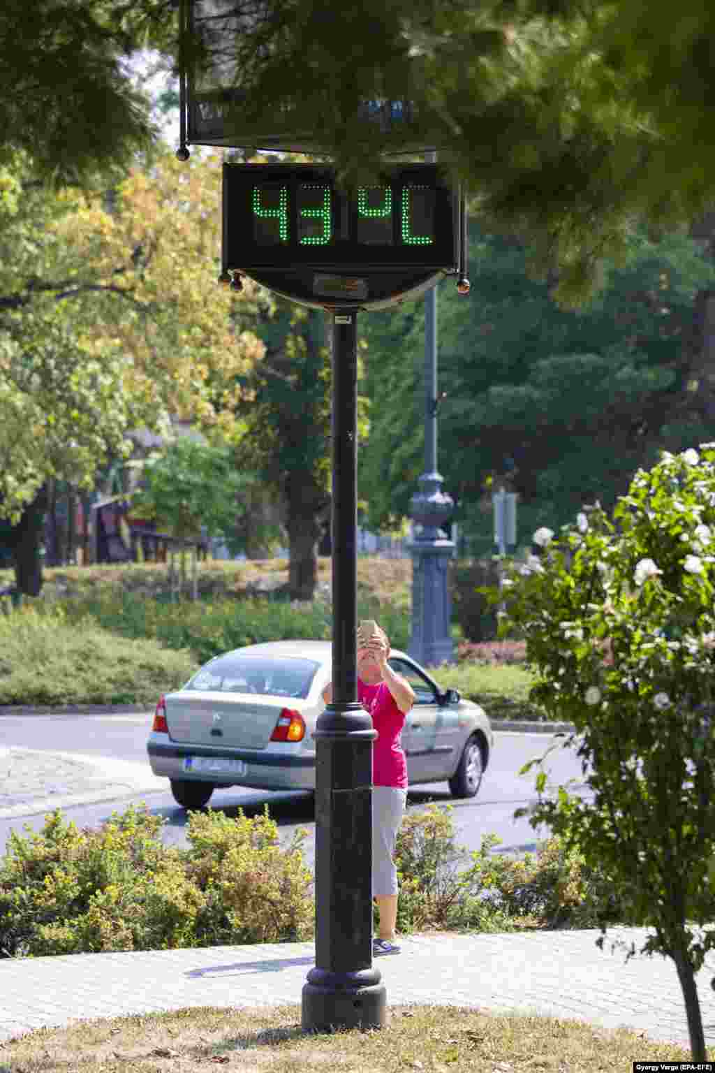 Un termometru stradal afișează temperatura de 43 de grade Celsius în Nagykanizsa, Ungaria, pe 23 iulie. Fermierii din Europa Centrală spun că seceta a produs pagube afectând aproximativ 550.000 de hectare de teren, a anunțat luna aceasta Ministerul Agriculturii din această țară.