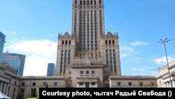 Будівля в центрі Варшави, фото ілюстративне