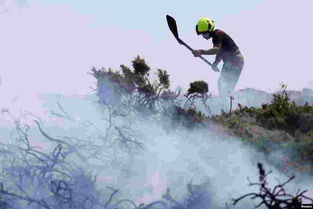 Az erdőtüzek Nagy-Britanniát sem kímélik: egy tűzoltó harcol a lángokkal a cornwalli Zennor közelében, Nagy-Britanniában 2022. július 19-én