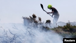 Пажарныя ў Вялікай Брытаніі тушаць пажары, спрычыненыя сьпёкай