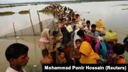 Refugiați rohingya la un punct de trecere a graniței de pe rîul Naf, laTeknaf, Bangladesh, 7 septembrie 2017