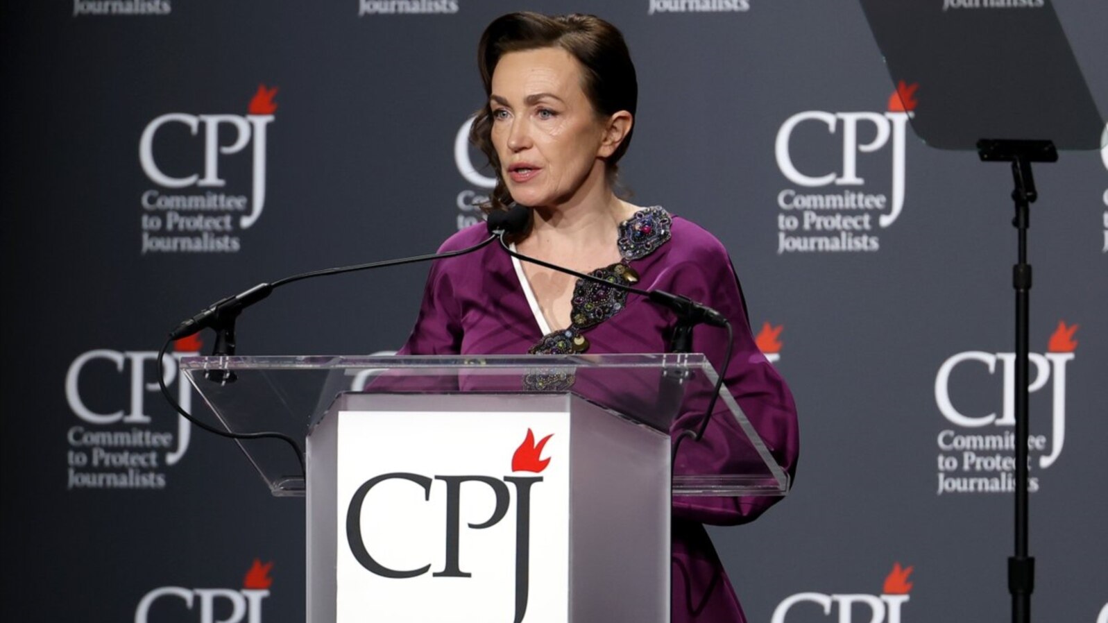 Alsu Kurmasheva vorbește la ceremonia de decernare a premiilor internaționale pentru libertatea presei 2024 a CPJ, la New York, pe 21 noiembrie.