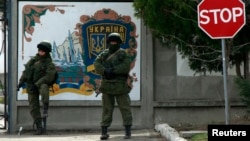 Украинская военная база в селе Перевальное близ Симферополя блокирована неизвестно кем. 10 марта
