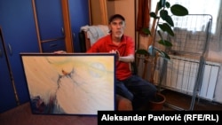 Đuro Maloduš sa jednom od slika naslikanih za obeležavanje akcije "Oluja"