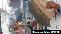 شهر هرات٬ یکی از کباب فروشی ها که پختن و عرضهٔ بیضه گوسفند را به مشتریان خود متوقف کرده است
