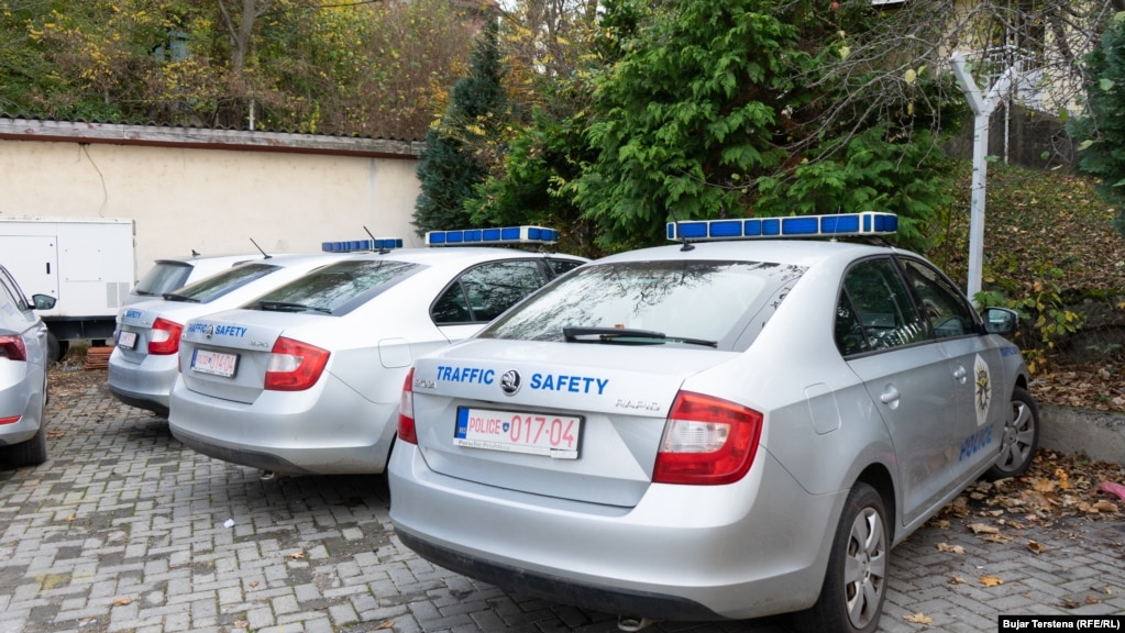 Këto janë vetura të Policisë së Kosovës të parkuara para stacionit policor në Zveçan - një prej katër komunave në veri, që banohet me shumicë serbe. Drejtori rajonal i policisë në veri, Nenad Gjuriq, më 3 nëntor deklaroi se policët në veri nuk do të respektojnë vendimin e Qeverisë së Kosovës për targat. Një ditë më vonë, Gjuriq u suspendua nga detyra. 