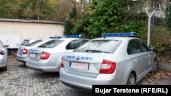 Policijski automobili sada su parkirani ispred policijskih stanica, fotografija ispred stanice u Severnoj Mitrovici