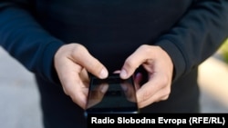 Alberto Enrique Giraldo Saray was found guilty of placing mobile phones in a shopping mall that were used by others to send text messages about Russia’s invasion of Ukraine. (illustrative photo)