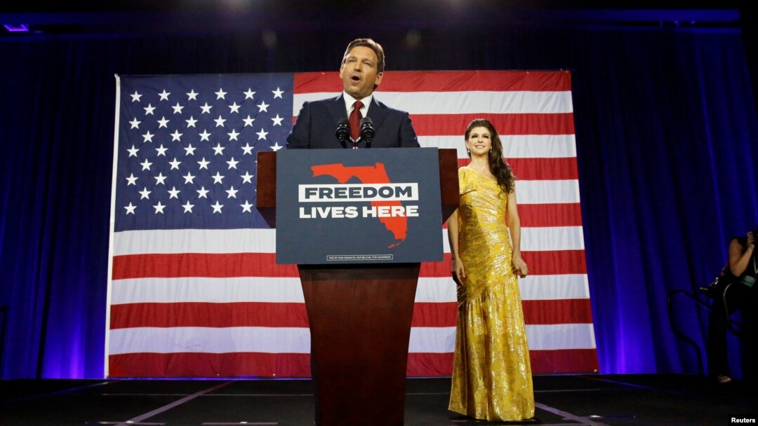 Votul din Florida îl plasează pe guvernatorul victorios Ron DeSantis drept unul din favoriții la candidatura republicană pentru prezidențialele din 2024. Donald Trump a început deja să îl atace pe acesta. În imagine, DeSantis după victoria din alegeri, 8 noiembrie 2022, Tampa, Florida.