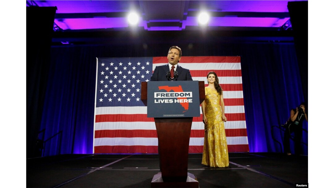 Guvernatorul republican, Ron DeSantis, alături de soția sa Casey, ținând un discurs la Tampa, în Florida, 8 noiembrie 2022, după victoria zdrobitoare obținută împotriva contracandidatului său democrat, Charlie Crist.