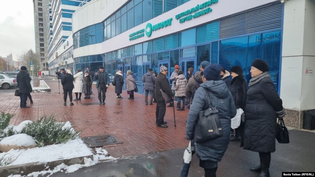 Группа жителей собралась перед офисом партии власти, чтобы требовать встречи с действующим президентом Касым-Жомартом Токаевым в преддверии досрочных выборов, на которых он баллотируется на семилетний срок. Астана, 8 ноября 2022 года