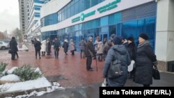 Группа жителей собралась перед офисом партии власти, чтобы требовать встречи с действующим президентом Касым-Жомартом Токаевым в преддверии досрочных выборов, на которых он баллотируется на семилетний срок. Астана, 8 ноября 2022 года