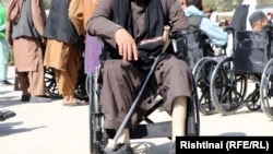معلولیت لرونکي افغانان له اقتصادي ستونزو او ورسره د مرستو له نه ترسره کېدو شکایت لري - پخوانی انځور.