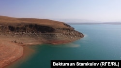 Вид на водохранилище на границе Кыргызстана и Узбекистана