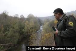 Gheorghe Cipu, șeful pazei Parcului Național Cheile Nerei-Beușnița privește Nera de la înălțime