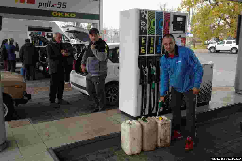 Опасения по поводу возможной нехватки топлива усиливаются, водители в Херсоне запасаются бензином