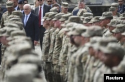 Nemački predsednik Frank-Valter Štajnmajer prolazi pored vojnika tokom posete kampu za obuku američke vojske u njegovoj zemlji.