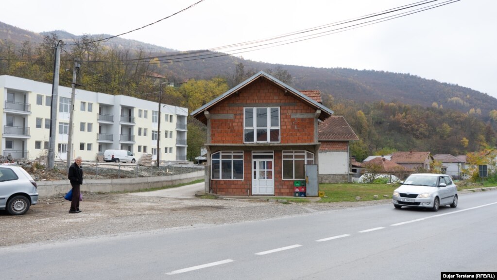 Ky është vendi ku policia e trafikut të Policisë së Kosovës qëndron në Grabovc të Zveçanit. Sipas ministrit të Punëve të Brendshme të Kosovës, Xhelal Sveçla, deri më 7 nëntor, Kosova ka pranuar dorëheqjen e 461 zyrtarëve serbë të rendit, 107 policëve kufitarë dhe dhjetë hetuesve policorë. 