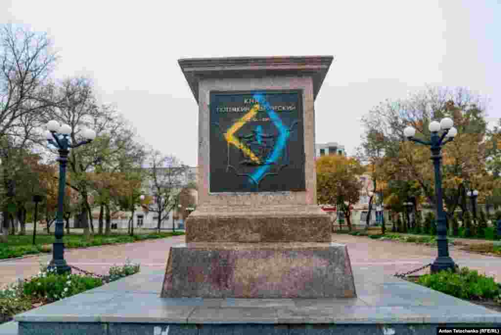 Постамент, на якому стояв монумент князя Потьомкіна. Під час російської окупації Херсона 26 жовтня 2022 року його демонтували та вивезли&nbsp;російські окупанти. Потьомкінський сквер&nbsp; &nbsp;