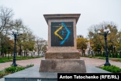 Памʼятник Потьомкіну, який російські окупанти вивезли з Херсону, розмальований кольорами українського прапора