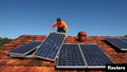 Postavljanje solarnih panela na krov kuće (ilustrativna fotografija)