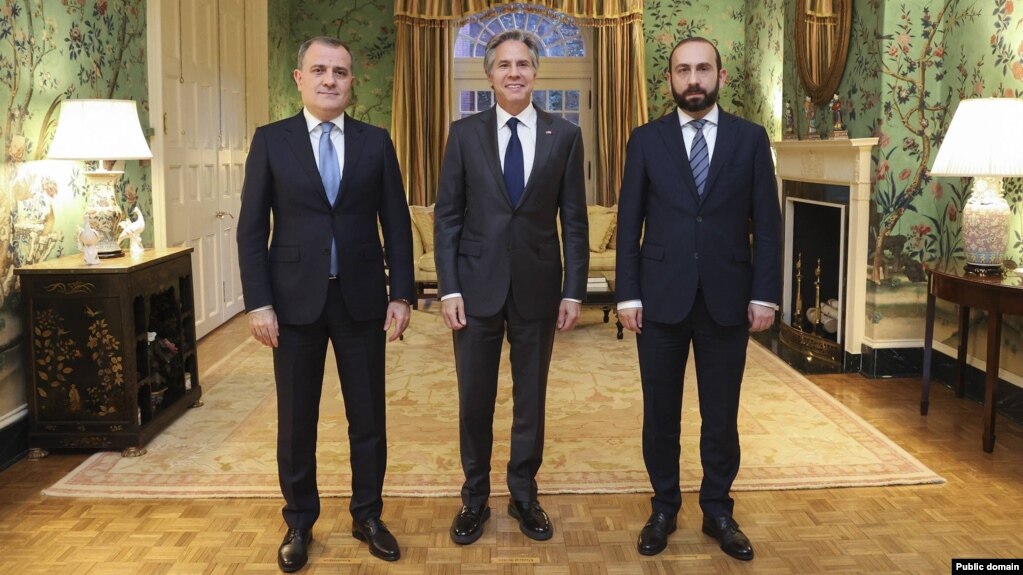U.S. Secretary of State Antony Blinken (center), Armenian Foreign Minister Ararat Mirzoyan (right), and Azerbaijan Foreign Minister Ceyhun Bayramov (file photo)