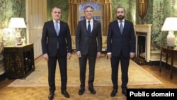 Secretarul de stat american Antony Blinken (centru), ministrul de externe armean Ararat Mirzoyan (dreapta) și ministrul de externe azer Ceyhun Bayramov (foto de arhivă).