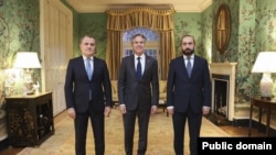U.S. Secretary of State Antony Blinken (C) hosts the foreign ministers of Armenia and Azerbaijan, Ararat Mirzoyan (R) and Jeyhun Bayramov (L), at talks in Washington on November 7, 2022.