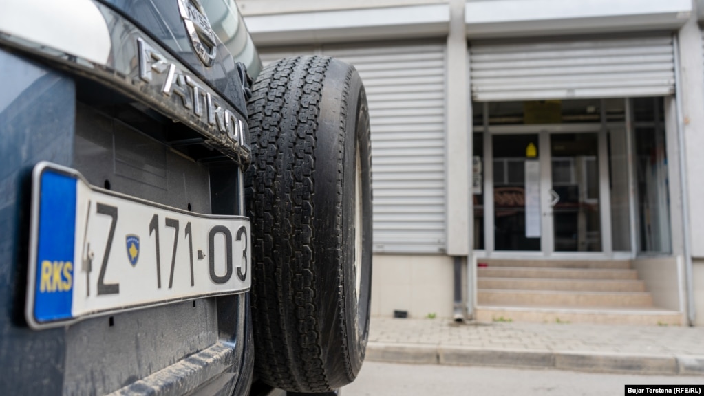 Veturë e parkuar para Prokurorisë Themelore në Mitrovicë. Sipas të dhënave, në këtë Prokurori kanë punuar dhjetër prokurorë serbë dhe 22 punonjës administrativë e staf mbështetës.&nbsp; &nbsp;