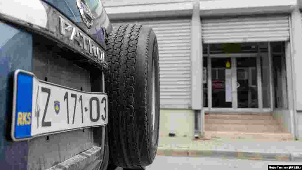 Automobil parkiran ispred Osnovnog tužilaštva u Mitrovici. Prema podacima, u ovom tužilaštvu radilo je deset srpskih tužilaca, 22 administrativna radnika i pomoćno osoblje.