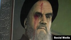 Eýranda Yslam Respublikasyny esaslandyran Aýatolla Rohallah Homeýniniň Karaj şäherindäki Harazmi uniwersitetiniň diwarynda asylan portreti şu aýyň başynda gyzyl reňk boýag bilen boýaldy.