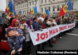 Демонстранты несут транспарант с надписью «Долой Майю Санду! Долой правительство!» во время антиправительственной акции протеста в Кишиневе, Молдова, 6 ноября 2022 года