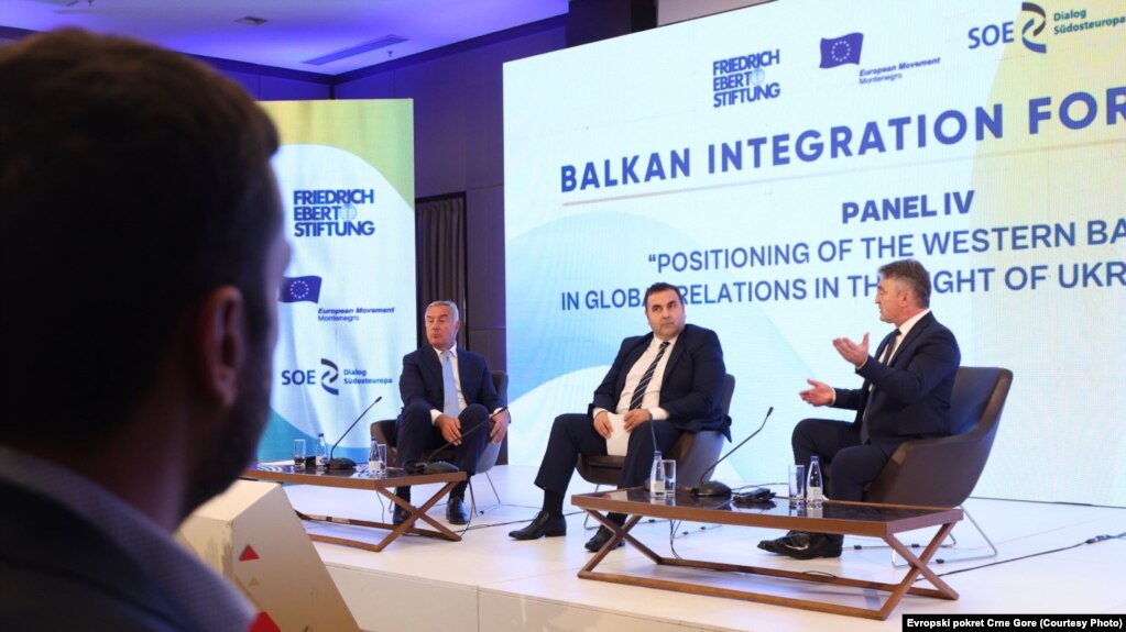 "Balkanski integracioni forum 2022", Predsjednik Crne Gore Milo Đukanović, član Predsjedništva BiH Željko Komšić i moderator Momčilo Radulović iz Evropskog pokreta Crne Gore. Podgorica, 18.novembar 2022. Foto: Evropski pokret