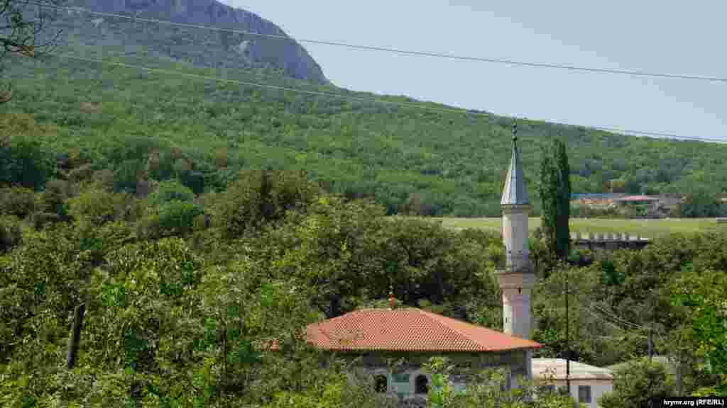 Юсуповская мечеть в селе Соколиное на фоне отрогов Ай-Петри