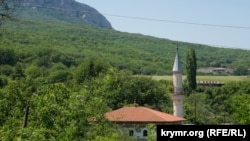 Юсуповская мечеть в селе Соколиное на фоне отрогов Ай-Петри, Бахчисарайский район. Крым, 2021 год