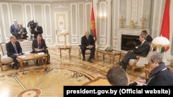 Президент Беларуси Александр Лукашенко во время встречи с комиссаром Евросоюза по бюджету и человеческим ресурсам Гюнтером Эттингером. Минск, 18 февраля 2019 года.