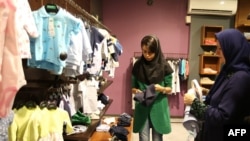 Իրան - Կանայք առևտուր են անում հագուստի խանութում, Թեհրան, օգոստոս, 2015թ․