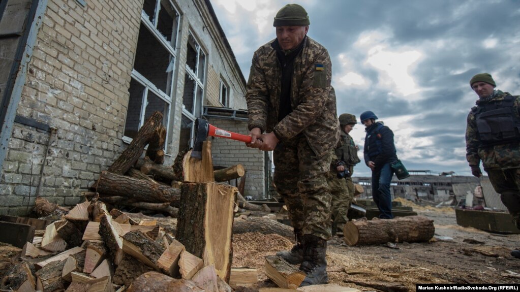 Күнделікті атыс болатынына қарамастан, солдаттар бекінген жерлерін жылыту үшін отын бұтайды. &nbsp;