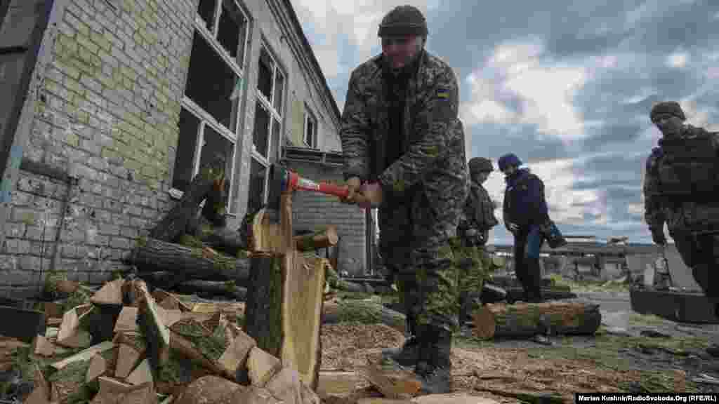 Несмотря на систематические боевые действия, солдаты заготавливают дрова для обогрева оборудованных позиций