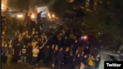 Eýranda hökümete garşy protestler dowam edýär.