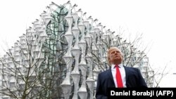 Перед новою будівлею посольства США в Лондоні – воскова фігура Дональда Трампа з Музею мадам Тюссо, фото 12 січня 2018 року