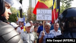 Trecerea la sistemul mixt a fost criticată de opoziție și societatea civilă, care a organizat mai multe proteste în fața Legislativului. În imagine - protest din 20 iulie 2017, când a fost adoptată reforma electorală în lectură finală.