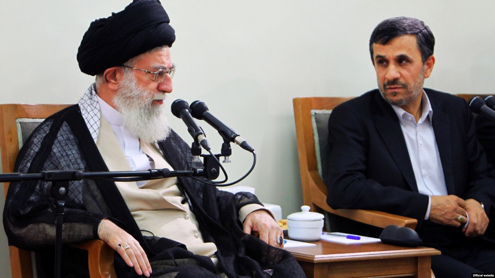 آیت الله خامنه ای می گوید که ادامه طرح سوال از رییس جمهوری، «چیزی است که دشمن می خواهد.» 