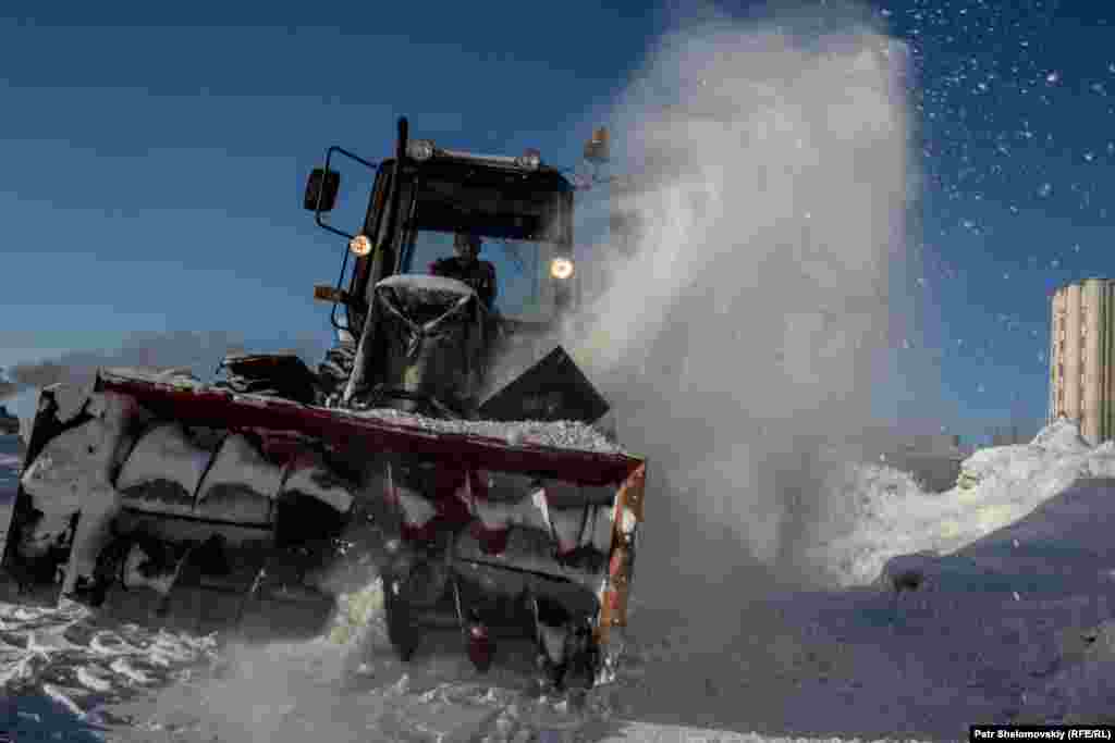 A snow-removal truck at work on the streets of Vorkuta