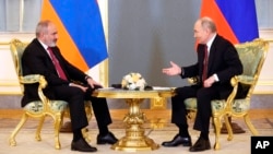 Russian President Vladimir Putin (right) meets Armenian Prime Minister Nikol Pashinian at the Kremlin on May 8.