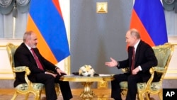 Рускиот претседател Владимир Путин разговара со ерменскиот премиер Никол Пашинјан на маргините на состанокот на Евроазиската економска унија во Кремљ, Москва, 8 мај 2024 