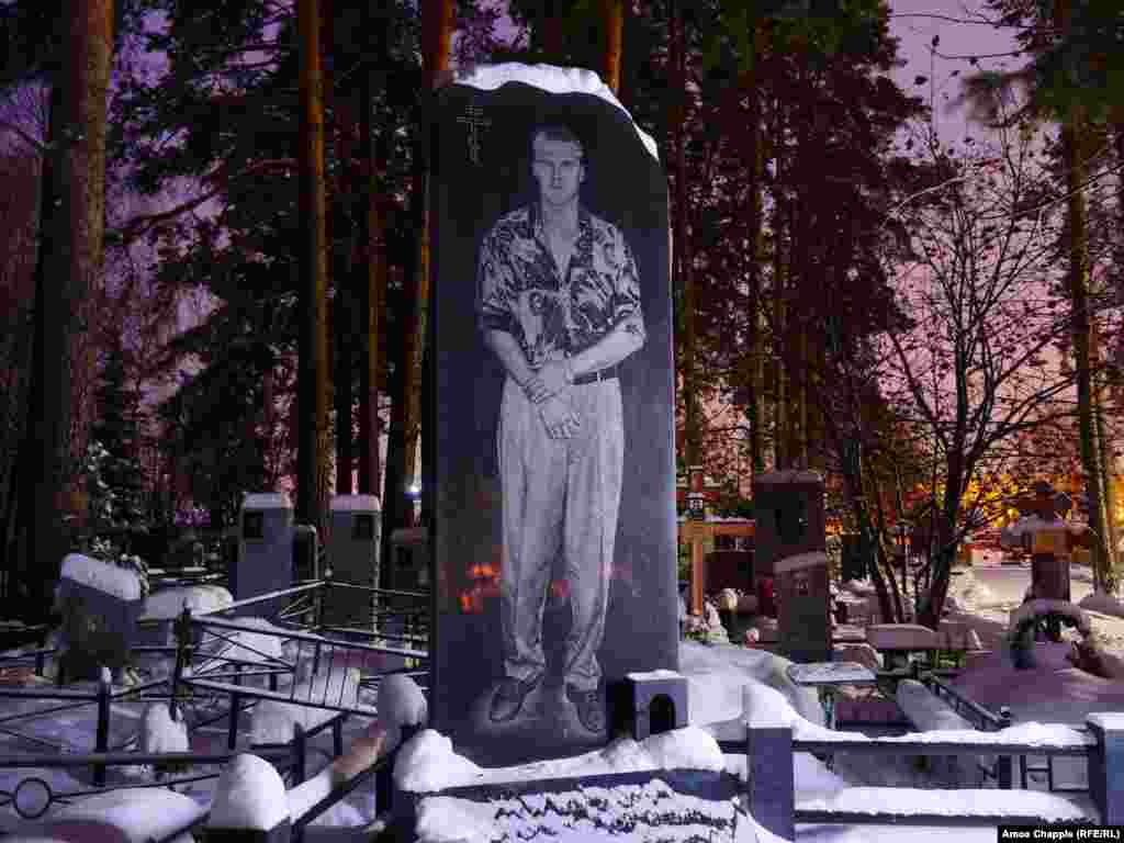 A bejeweled apparent member of the Uralmash gang depicted on a tombstone in the north of Yekaterinburg.&nbsp;