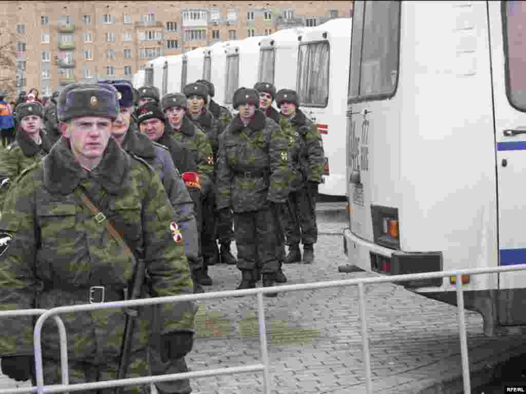 Вдоль тротуаров дежурили солдаты срочной службы.