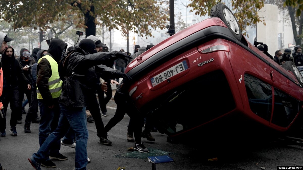 vo-francii-proizoshli-novye-stychki-gheltyh-ghiletov-s-policiey-na-godovschinu-dvigheniya Во Франции произошли новые стычки «желтых жилетов» с полицией на годовщину движения